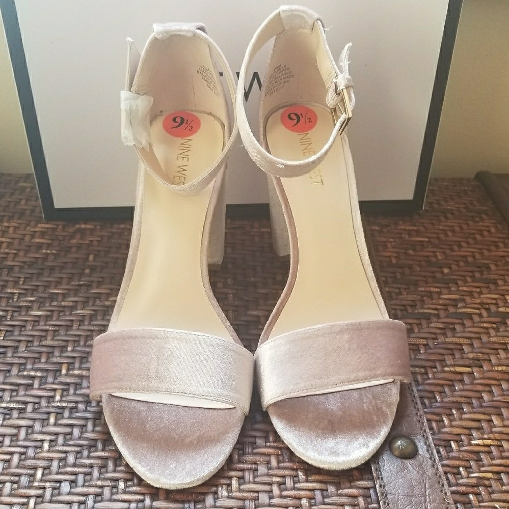 NWT Nine West Chunky Pale Pink Velvet Heels